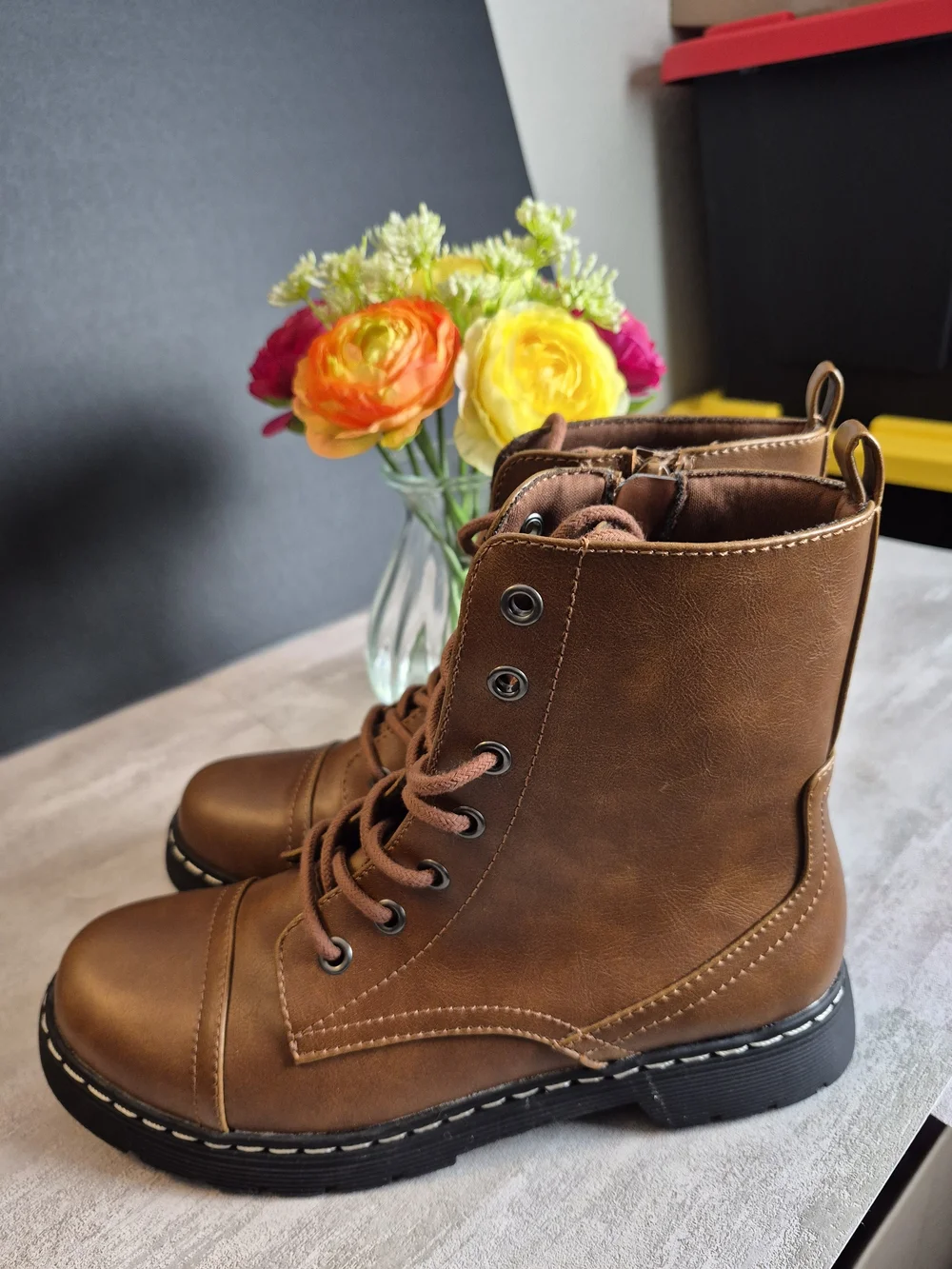 Arizona Womens Combat Wome Brown Lace-Up Combat Boots. Size 6